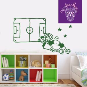 Cancha de fútbol con mono