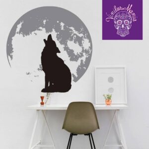 Lobo aullando a la Luna