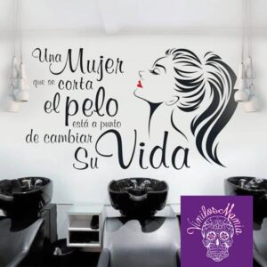 Una mujer que se corta el pelo…