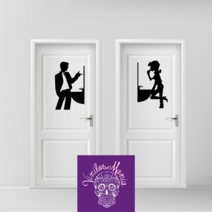 Puertas baños – Mirándose al espejo